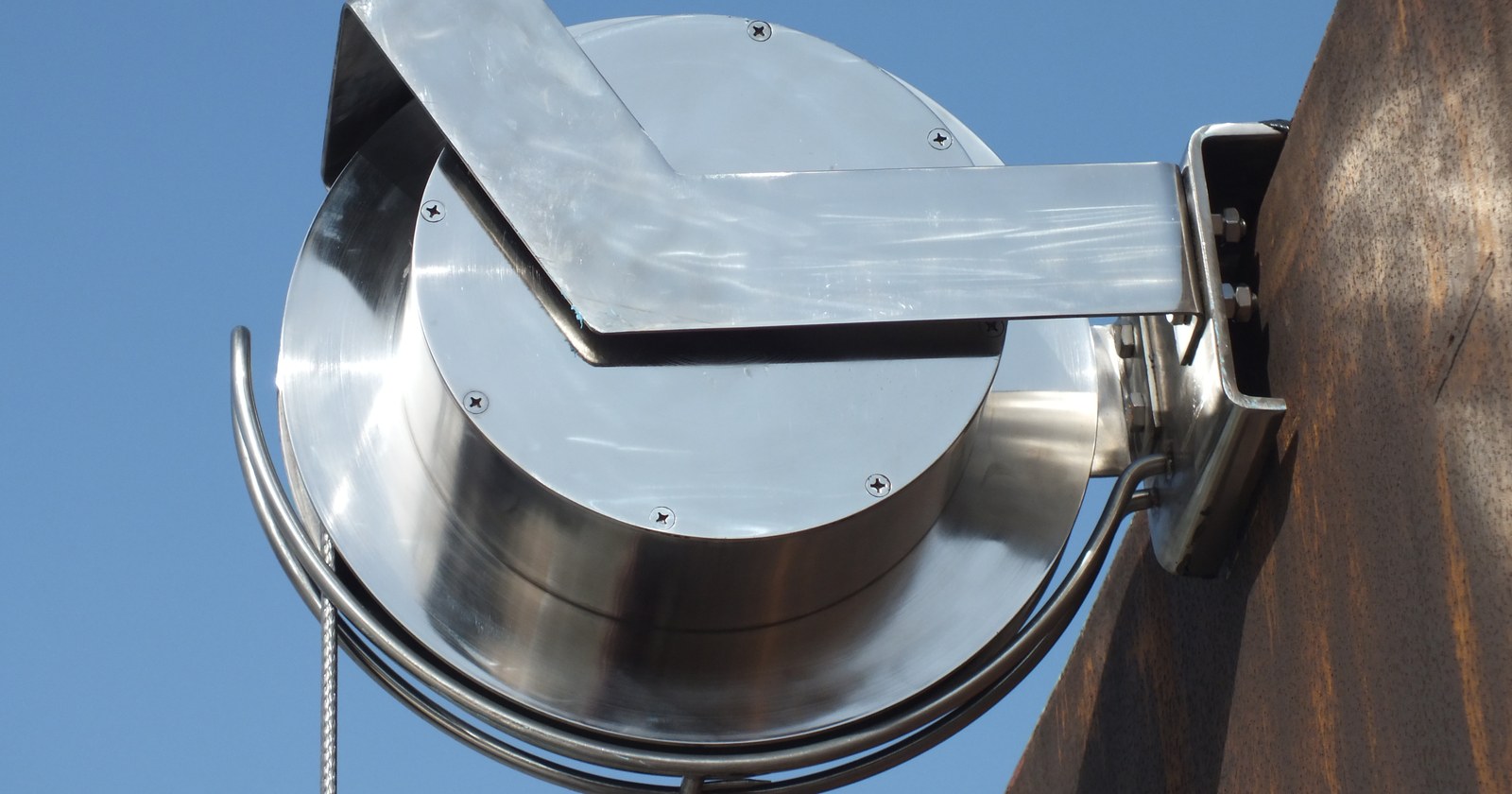 Retractable bypass conductor on a storage-tank shell